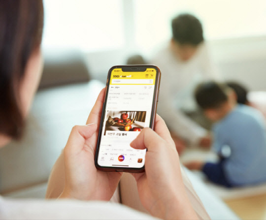 고객이 SSG닷컴의 '쓱배송'을 통해 제품을 주문하고 있다. SSG닷컴 제공